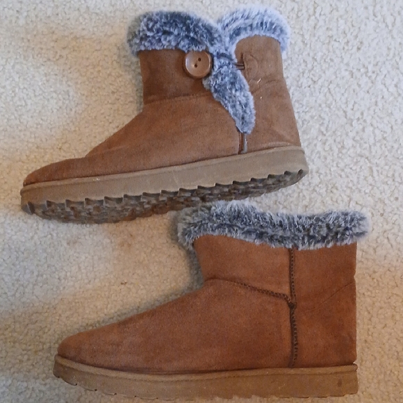 Cozy Brown Boots with Faux Fur Trim - Picture 2 of 7